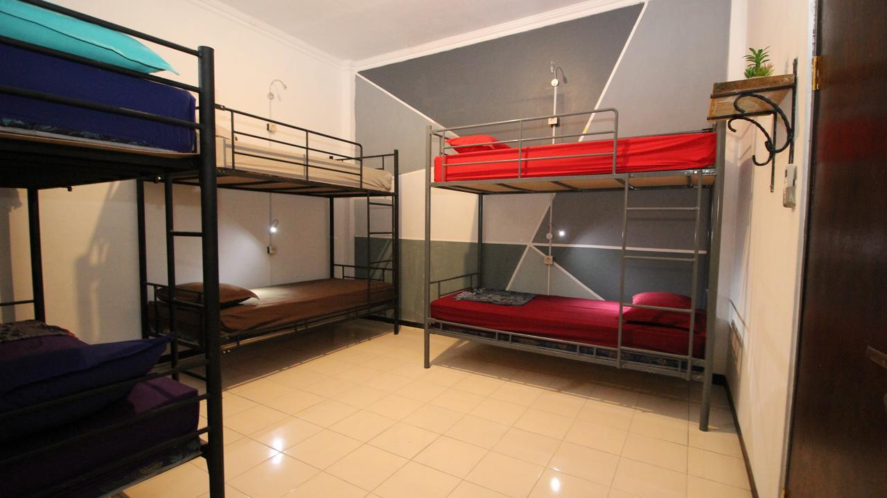 Hati Hati Hostel Yogyakarta Exterior photo