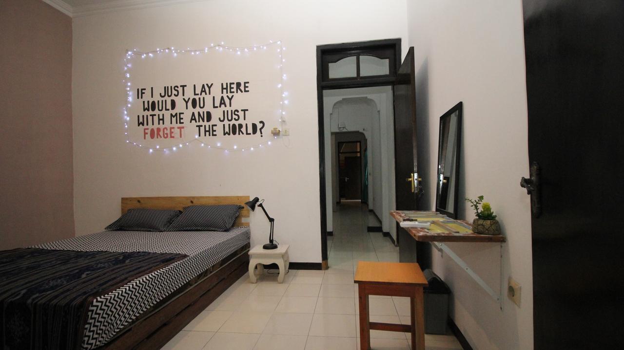 Hati Hati Hostel Yogyakarta Exterior photo