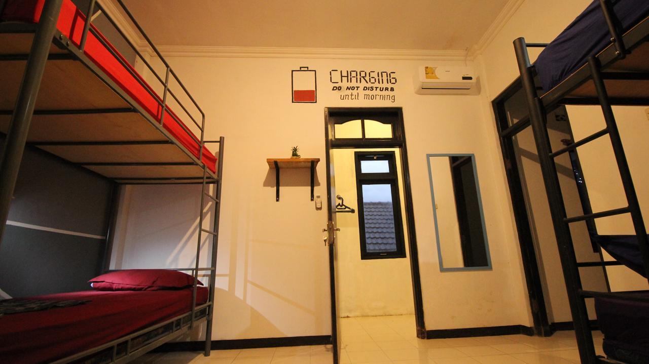 Hati Hati Hostel Yogyakarta Exterior photo